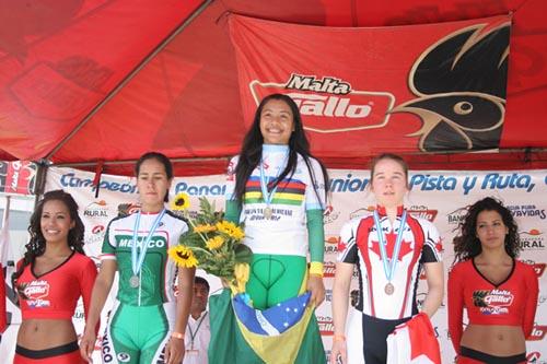 Gabriela Yumi comemora a medalha de ouro/ Foto: Federación Guatemalteca de Ciclismo