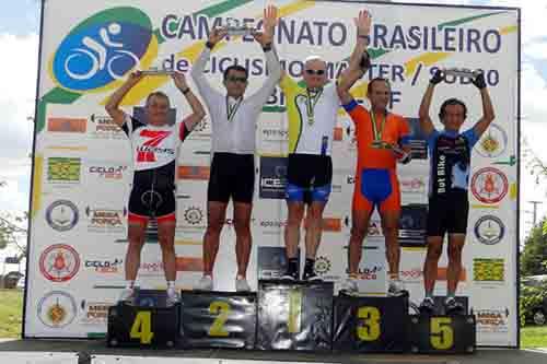 Pódio da categoria Veteranos representando toda a experiencia do ciclismo brasileiro/ Foto: CBC/Divulgação