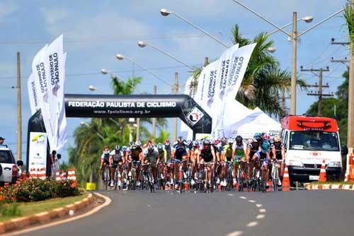 Ciclistas das categorias Máster competindo na Volta do Brasil / Foto: Ivan Storti