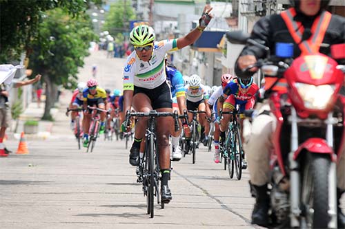Luciene Silva no pódio da 1ª etapa do Tour Feminino do Uruguai  / Foto: Luis Claudio Antunes/Bike76
