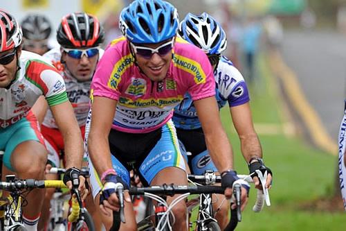 O jovem ciclista Flávio Reblin de apenas 23 anos desbancou todos os grandes favoritos e conquistou o 4º Giro Internacional do Interior de São Paulo / Foto: Ivan Ivan Storti