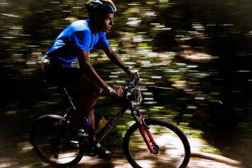 Atletas de todo o País vão percorrer 90km de corrida em trilhas, mountain bike e canoagem, cruzando Florianópolis de Sul a Norte / Foto: Divulgação / Denny Sachi 