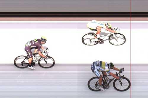 O australiano Simon Gerrans, da Orica, bateu Peter Sagan no sprint final e ficou com a vitória na terceira etapa do Tour de France / Foto:  Tour de France