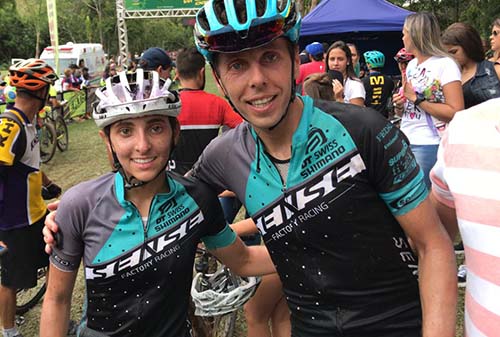 Giuliana Morgen ao lado do pai Albert Morgen, campeão mundial de mountain bike  / Foto: Divulgação 