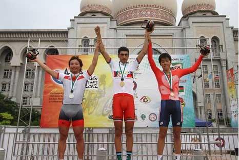 O iraniano Arvin Moazemi Goudarzi, de 21 anos, um dos atletas em treinamento no Centro Mundial de Ciclismo em 2011, ganhou a categoria Sub-23, no Contra-Relógio, na Ásia Continental / Foto: UCI/Divulgação 