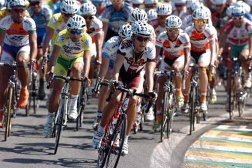 Competição de ciclistas na pista e na estrada / Foto: CBC / Divulgação
