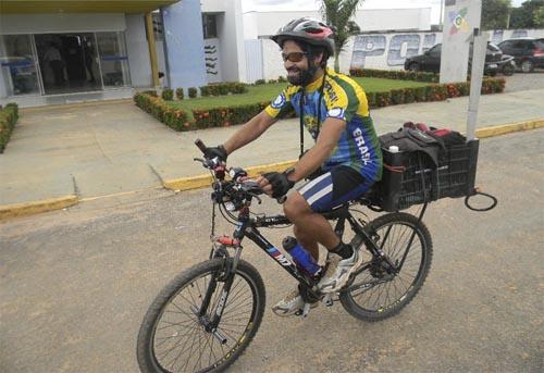 O ciclista Vinícius da Silva, que há trezes anos percorre as estradas brasileiras, vai pedalar por todos os países das três Américas e concluir a viagem, em Washington  / Foto: Divulgação  
