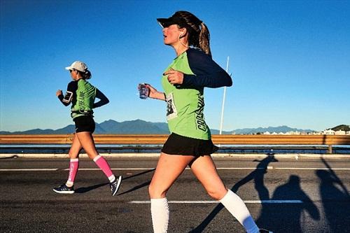 A renomada Meia de Floripa ganha mais duas distâncias a partir de 2018: 42k e 7k; além disso, prova passa a se chamar “Maratona Internacional da Cidade de Florianópolis / Foto: Divulgação