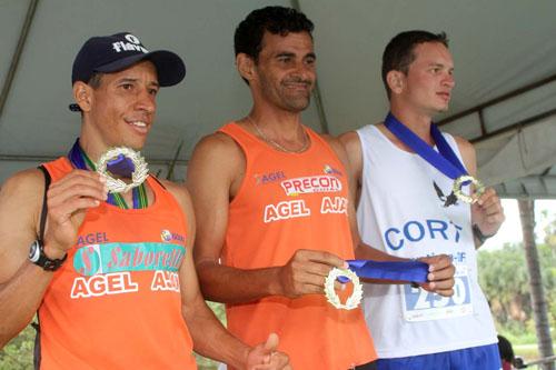 Genilson Júnior (centro) venceu prova de 10 km  / Foto: Leoiran
