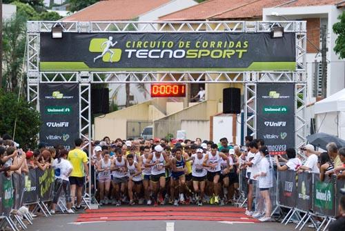 Mais de 900 corredores disputam a primeira fase do calendário do Circuito de Corridas Tecno Sport, em Londrina (PR) / Foto: Gabriel Teixeira