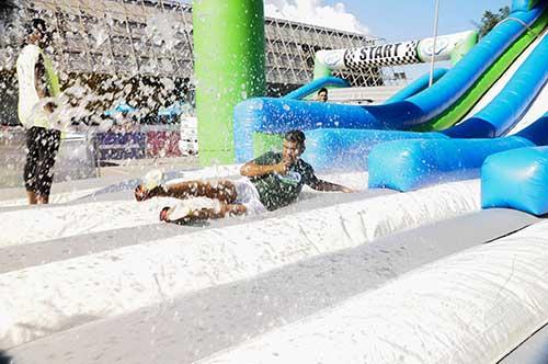 Mais adrenalina ao escorregar com água e espuma  / Foto: Divulgação