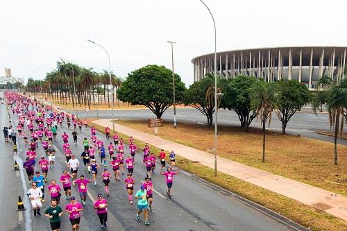 Em sua sétima edição na capital federal, a ASICS Golden Run reuniu quase 5 mil corredores em novo percurso mais rápido rumo a dos cartões postais da cidade / Foto: Divulgação