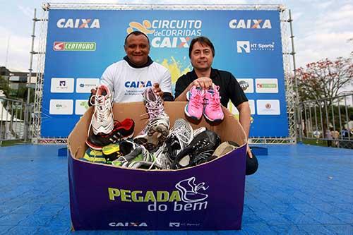 Cláudio entrega tênis arrecadados em Curitiba / Foto: Luiz Doro/adorofoto