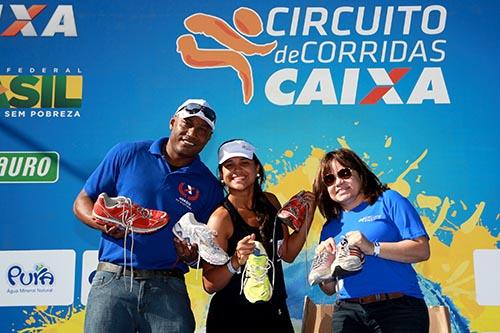 Claudinei Quirino, padrinho da prova de Goiânia, entrega tênis doados / Foto: Luiz Doro/adorofoto