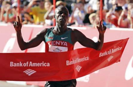  O grande vencedor da prova foi o queniano Moses Mosop, que além de garantir o primeiro lugar da prova, ainda estabeleceu o novo recorde da Maratona de Chicago e faturou 150 mil dólares / Foto: Reprodução Chicago Tribune 
