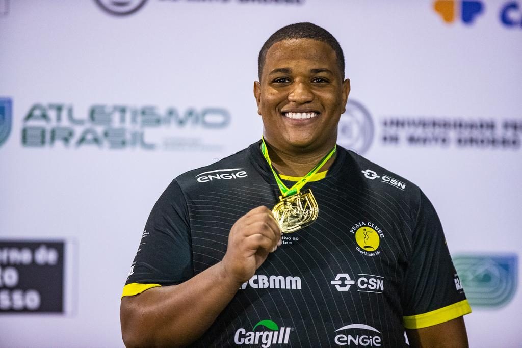 Alessandro Borges Soares conquista tricampeonato e bate recorde no arremesso do peso