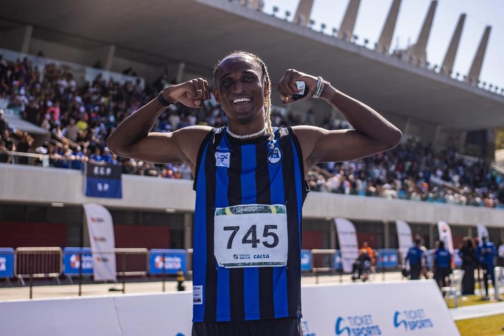 Alison dos Santos conquista título e marca histórica nos 400m com barreiras