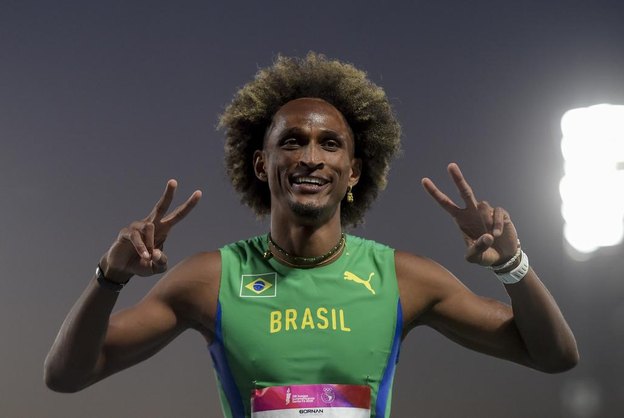Alison dos Santos quebra recorde e avança na final dos 400m
