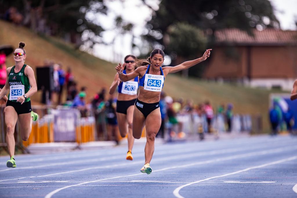 Ana Carolina Azevedo e Erik Cardoso vencem 100 metros no Troféu Adhemar
