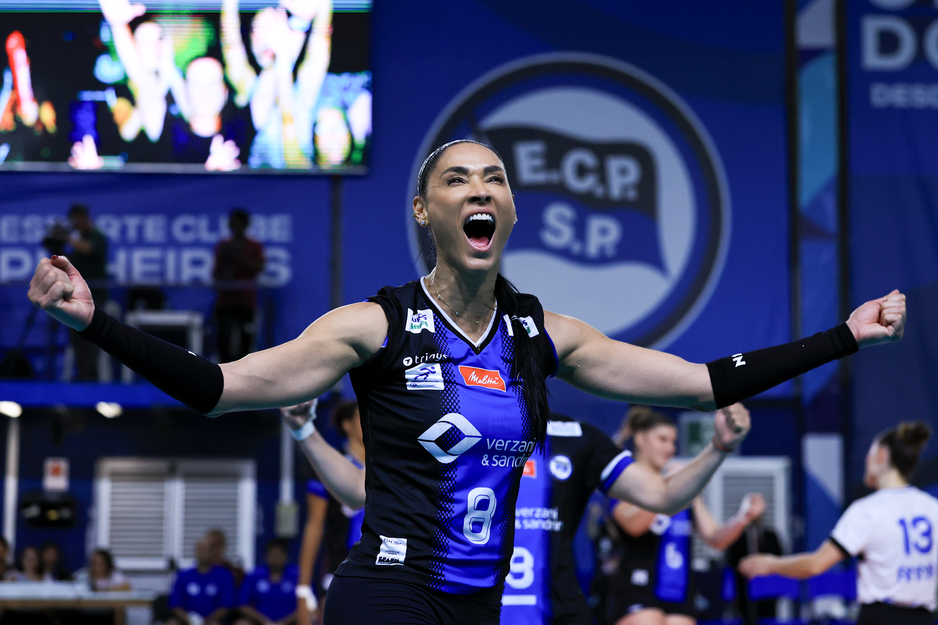 Após derrotar Chapecó no terceiro jogo da semifinal, o Pinheiros celebra seu retorno à elite do vôlei nacional
