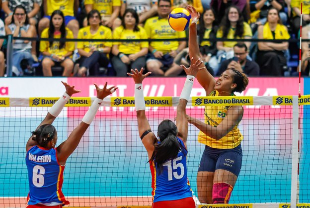 Brasil vence Colômbia e mantém liderança no Sul-Americano