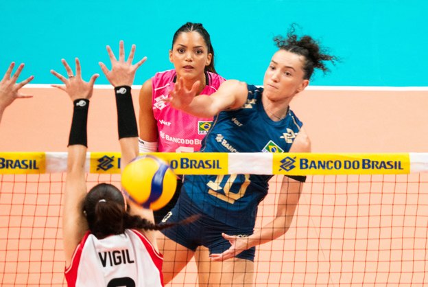 Brasil vence Peru e lidera Sul-Americano feminino