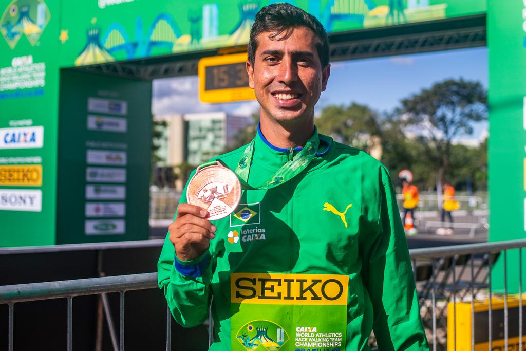 Caio Bonfim ganha sua quinta medalha em Mundiais celebrado pela torcida de Brasília