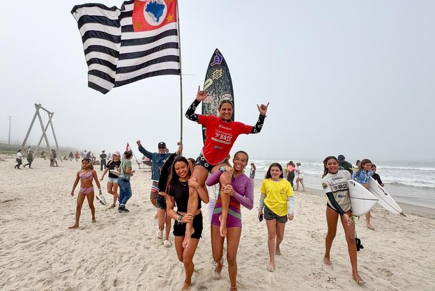 Carol Bastides conquista hexacampeonato no Surf Brasil Base em Navegantes