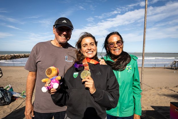 Chloé Calmon é campeã em Mar del Plata com os pais na plateia: “não lembro da minha vida antes do surfe”
