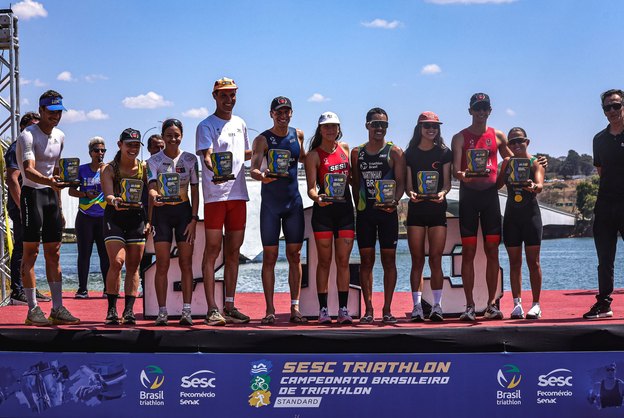 Com mais de 200 triatletas em Brasília, Campeonato Brasileiro de Standard e Paratriathlon consagra João Teixeira e Sofia Gelati - Confederação Brasileira de Triathlon