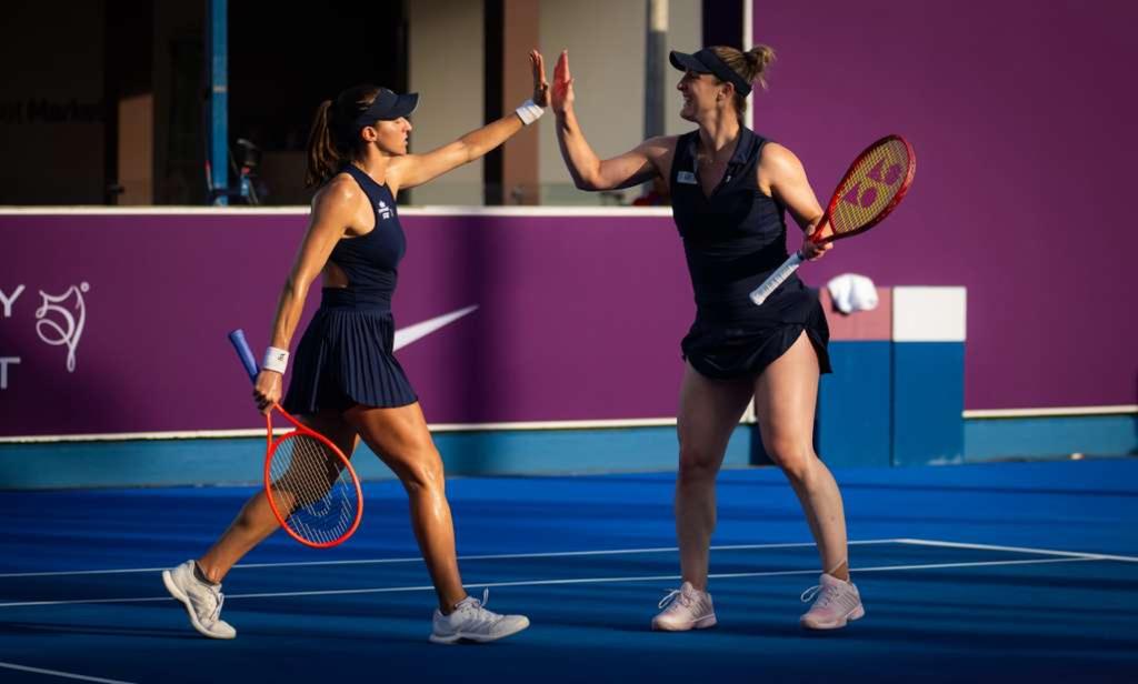 Dupla com Dabrowski fez onze games seguidos para triunfo . Elas buscam vaga nas quartas de final já nesta segunda-feira (23)