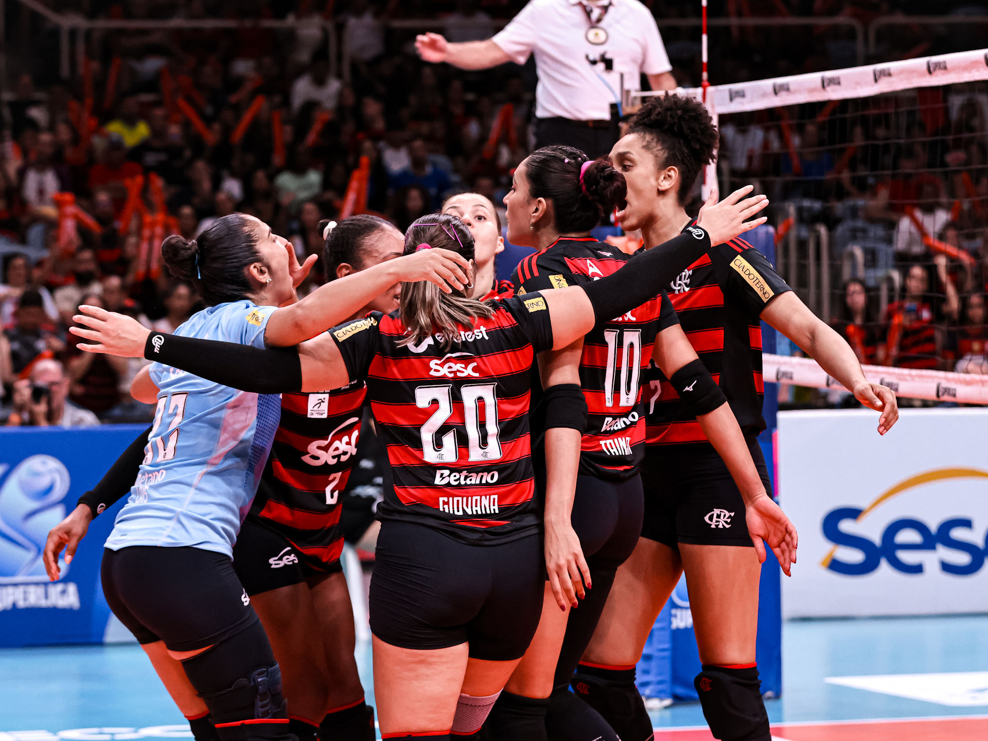 Em noite de público recorde no Maracanãzinho, Rubro-Negro supera o time mineiro em sets diretos e aguarda Dentil Praia Clube ou Sesi Bauru