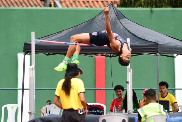 Enzo Procópio estabelece recorde brasileiro no salto em altura com 2,02m