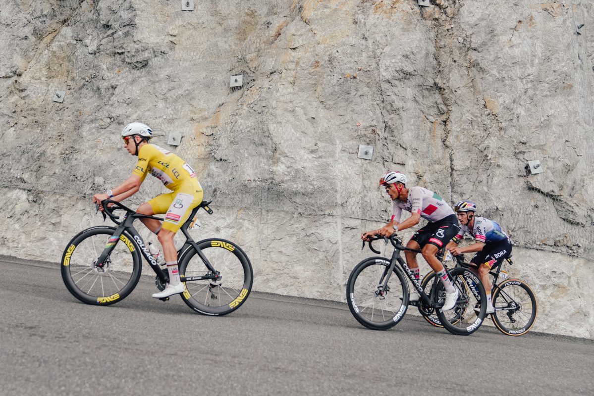 Evenepoel brilha e Vingegaard abandona no Tour de France 2026