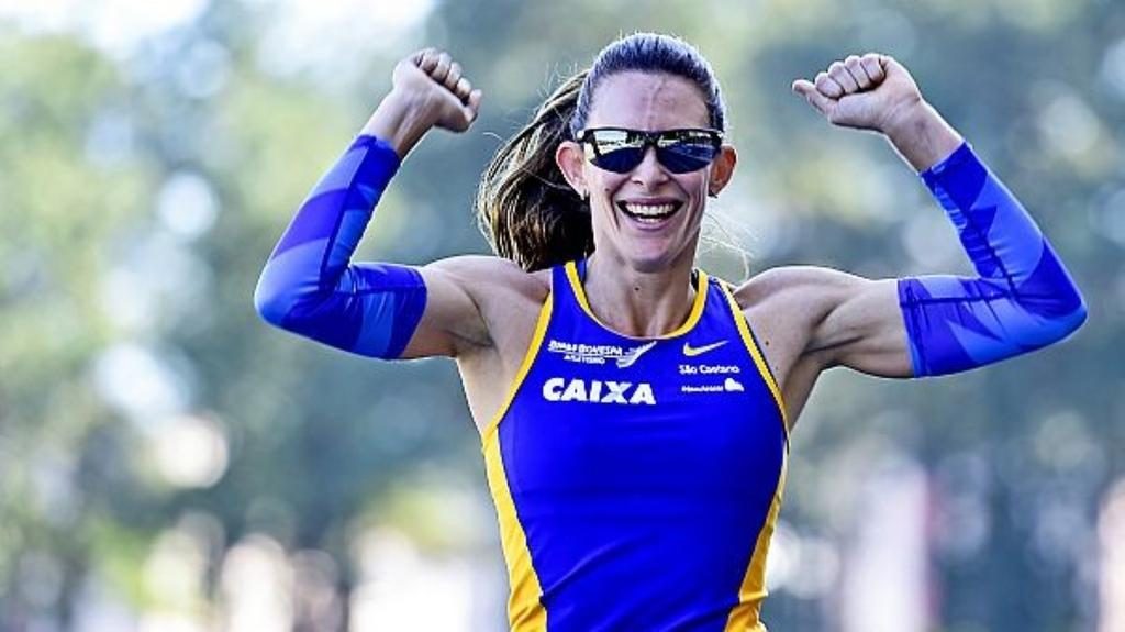 Fabiana Murer celebra 10 anos de recorde no salto com vara