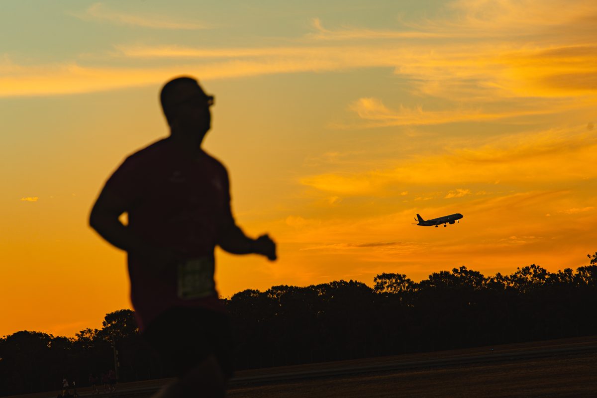 Flying Run Caixa Sunset 2026 reúne 3 mil corredores em Brasília