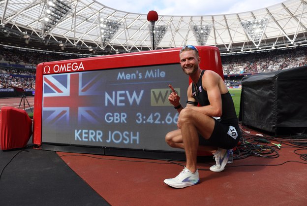 Josh Kerr após estabelecer o recorde mundial da milha