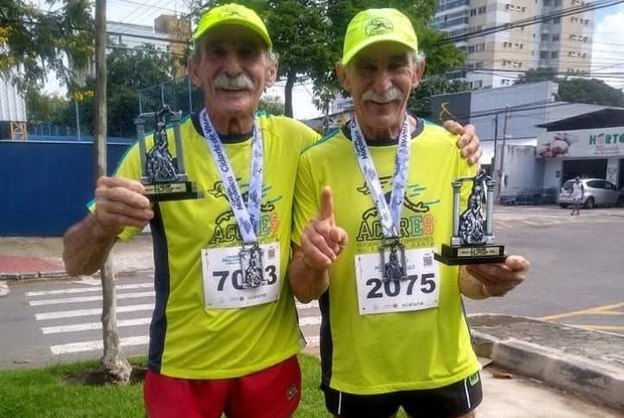 Gêmeos de 74 anos mantêm tradição na Dez Milhas Garoto
