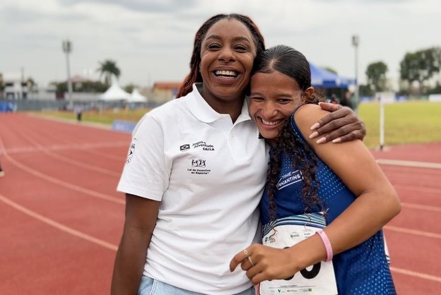 Geovana Monteiro recebe instruções de Rosângela Santos antes do revezamento 4x100m