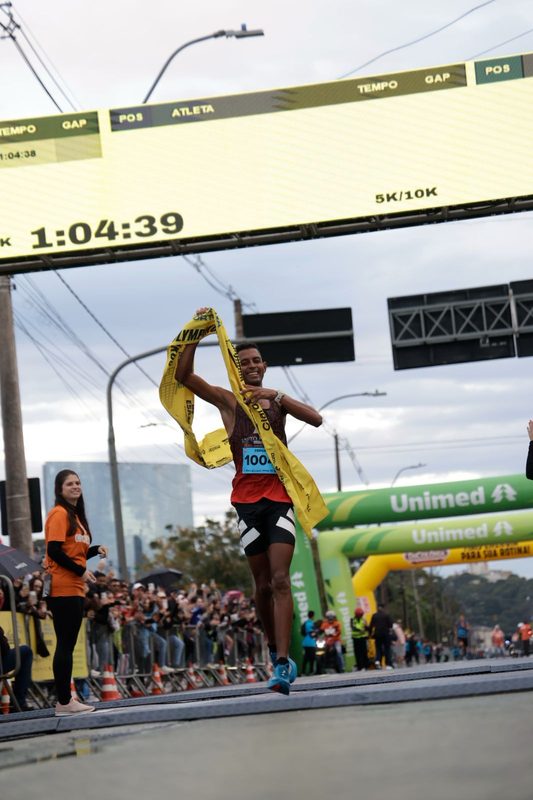 Laura Morales e Fernando Augusto vencem Meia Maratona em Porto Alegre