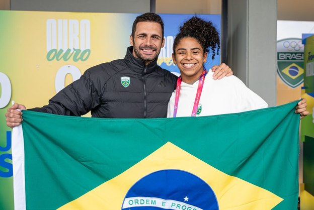 Leonardo de Deus e Laura Amaro serão porta-bandeiras do Brasil em Santa Fé 2026