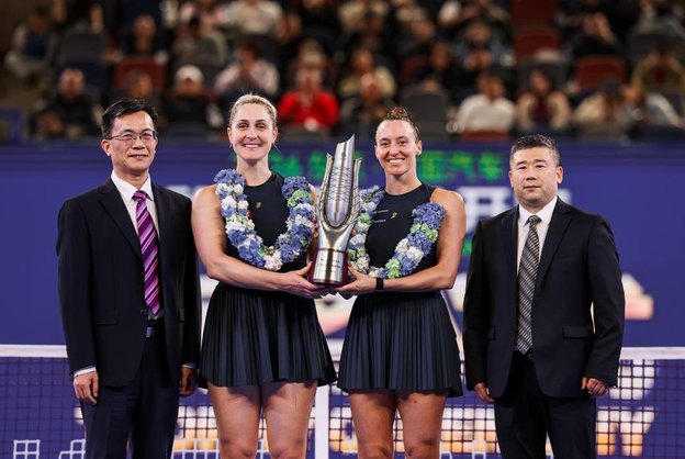 Luisa Stefani conquista título em Wuhan e se torna a número 1 do ano  