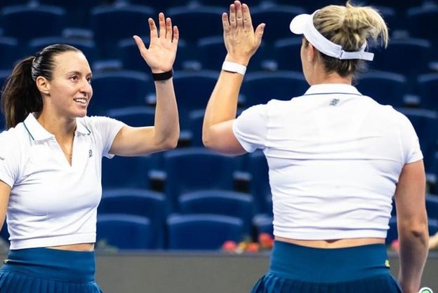 Luisa Stefani e Dabrowski avançam à semifinal em Pequim