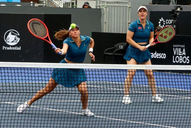 Luisa Stefani e Gabriela Dabrowski vencem na estreia do WTA 1000 de Pequim