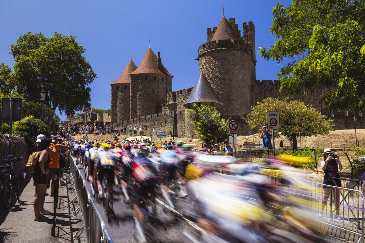 Mads Pedersen vence em Foix e Træen assume liderança do Tour