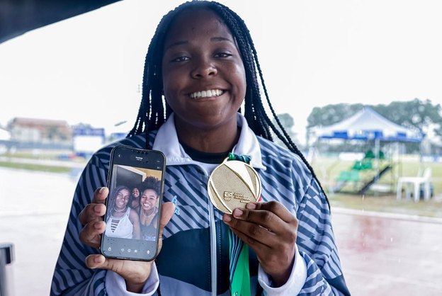 Marya Eduarda conquista ouro no arremesso de peso em homenagem à mãe