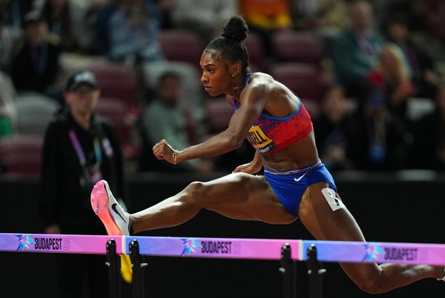 Masai Russell vence os 100m com barreiras em Budapeste