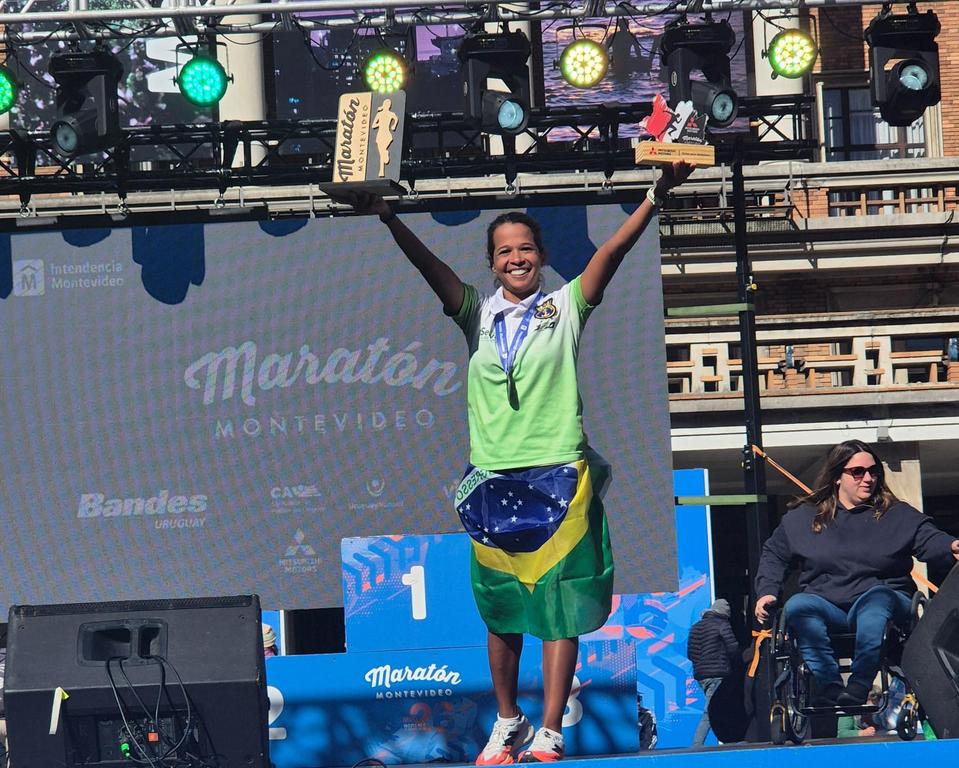 Mirela Saturnino vence Meia Maratona de Montevidéu