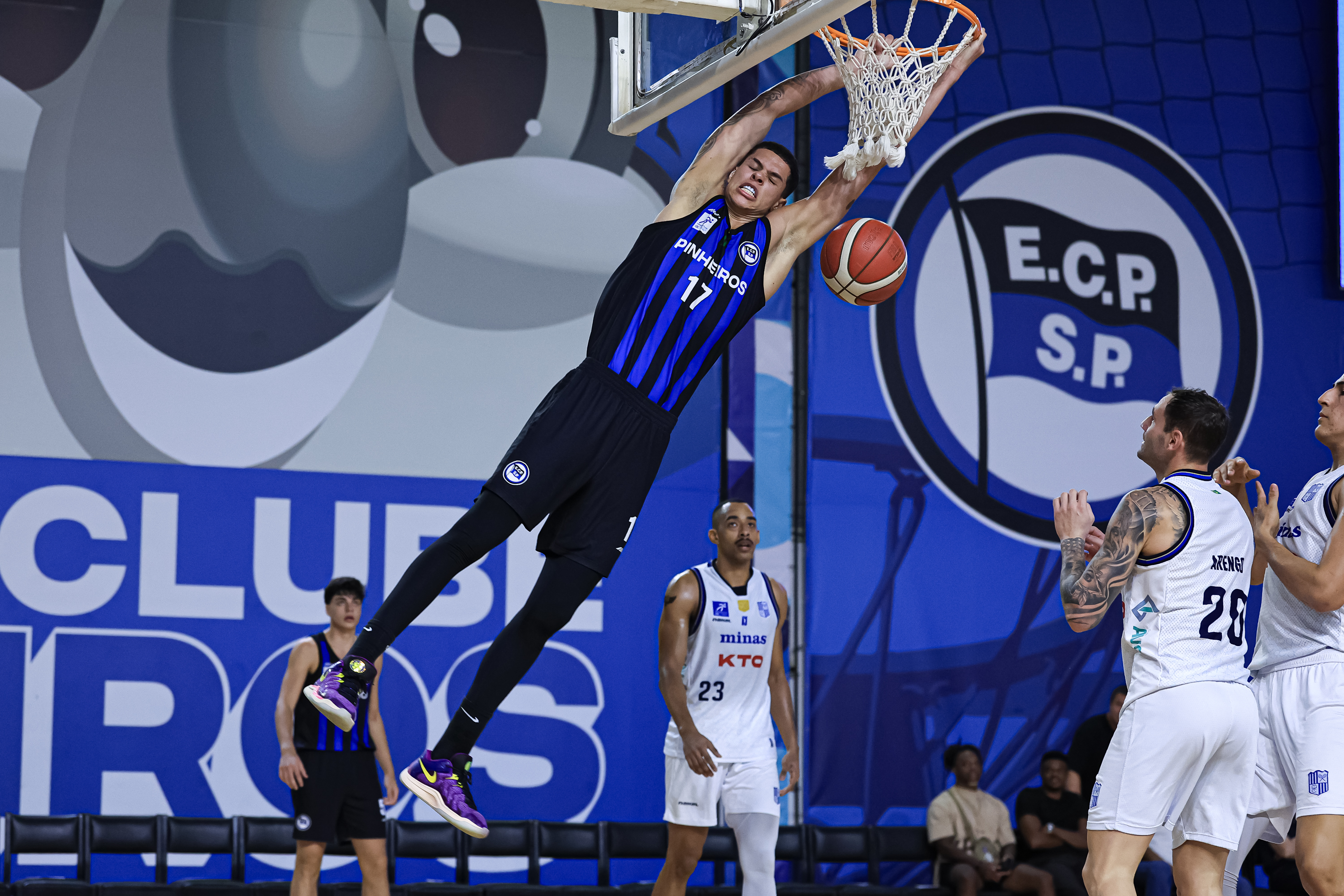 Pinheiros bate Minas, mantém liderança do NBB e Gustavinho chega a 400 vitórias na Liga