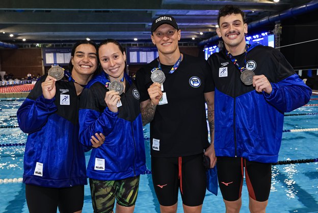 Pinheiros conquista ouro no 4x50m medley misto